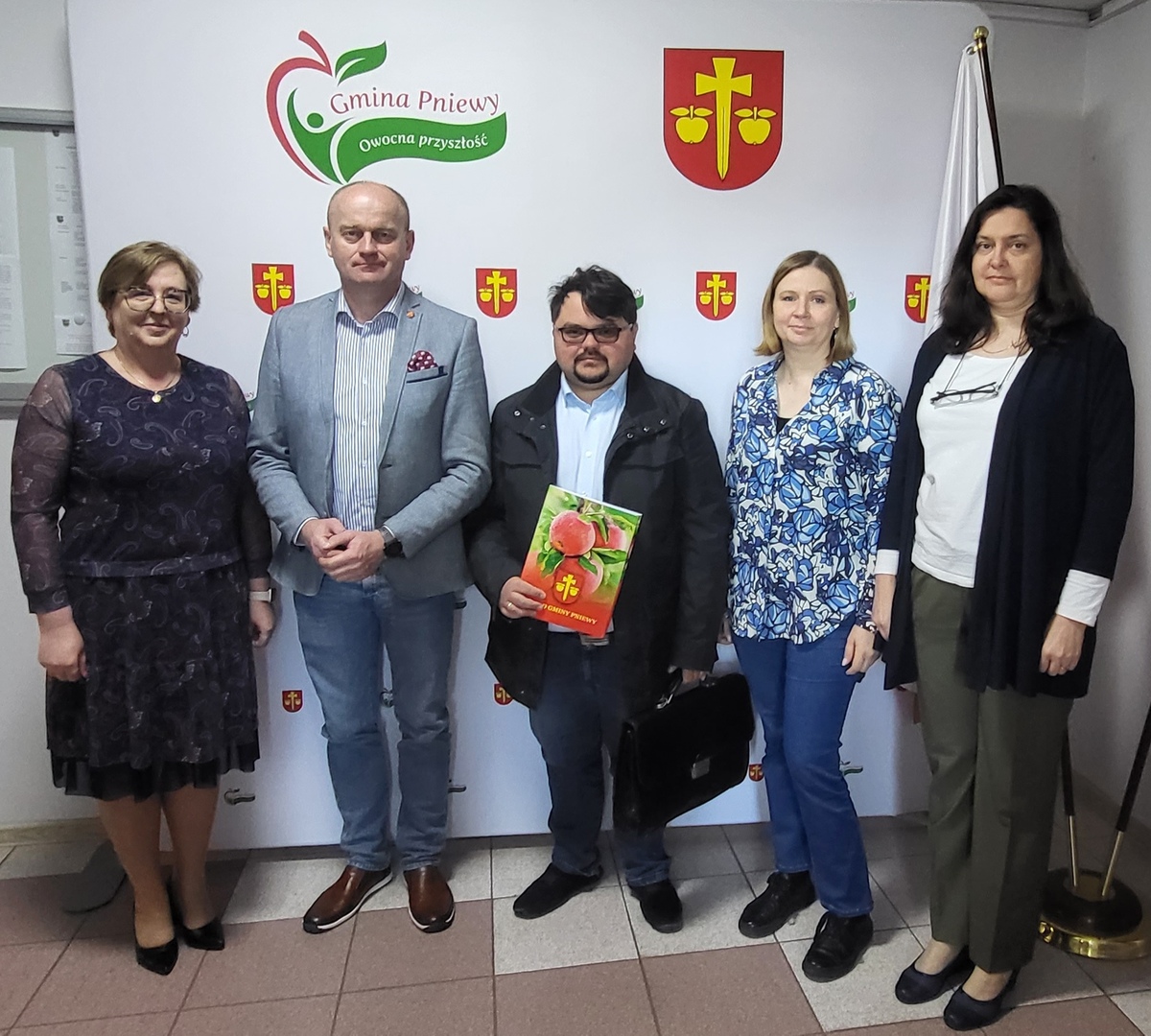 podpisanie umowy na budowę placu zabaw