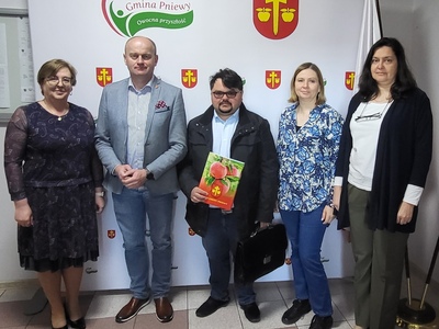 podpisanie umowy na budowę placu zabaw