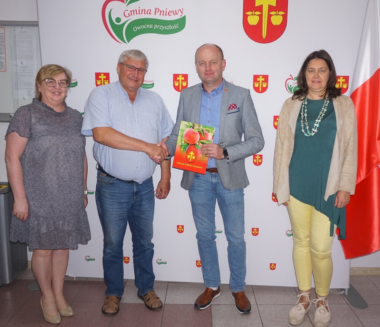 Podpisanie umowy na utwardzenie placu.