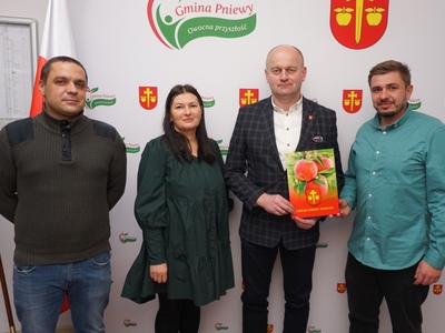 Podpisanie umowy na budowę sali gimnastycznej w Jeziorze.