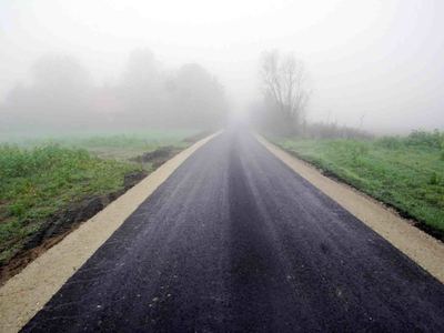 Zdjęcie na którym widać drogę asfaltową prowadzącą w kierunku pól uprawnych [400x300]