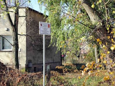 Zdjęcie na którym widać drogę asfaltową prowadzącą pomiędzy zabudowaniami w kierunku pól uprawnych [400x300]