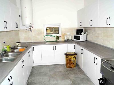 Na zdjęciach znajduje się umeblowana kuchnia [400x300]