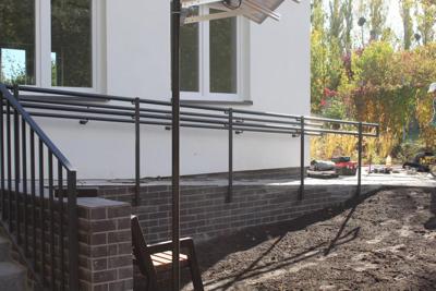 Budynek schody z balustradami.