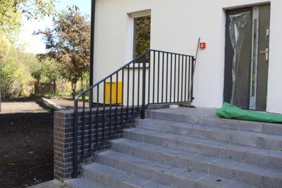 Budynek schody z balustradami.