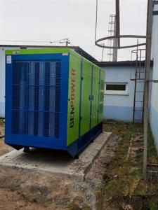 Agregat prądotwórczy - mobliny, w tle budynek stacji uzdatniania wody