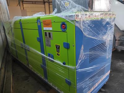 Zdjęcie niebiesko-zielonego agregatu prądotwórczego.