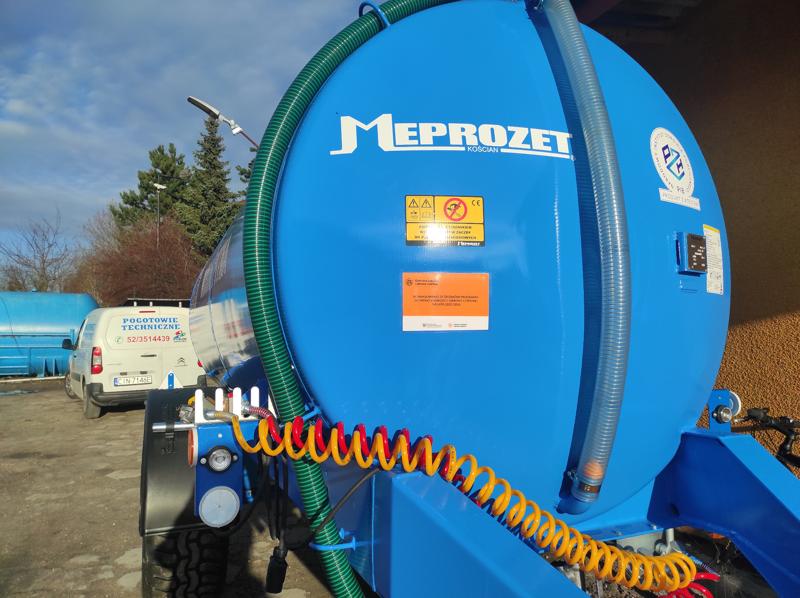 Przybliżone zdjęcie niebieskiego beczkowozu. Z naklejką "Sfinansowano ze środków programu ochrony ludności i obrony cywilnej na lata 2025-2026"