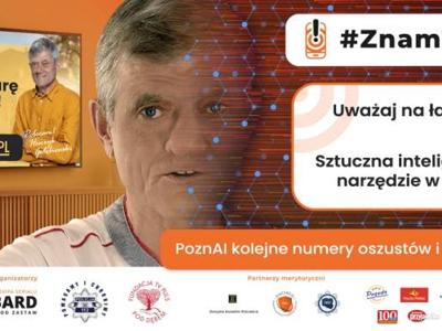 Baner promujący akcję #ZnamTeNumery. Po lewej bilbord uliczny w kolorze żółto-pomarańczowym z napisami: Prosta kasa na złote lata; Zwiększ emeryturę nawet 2-krotnie. Po prawej zdjęcie uśmiechającego się mężczyzny około 60-70 lat w pomarańczoej koszuli z założonymi rękoma. Poniżej QR kod. Na środku twarz tego samego mężczyzny. Po prawej napis #NzamTeNumery, poniżej: Uważaj na łątwy i szybki zysk; Sztuczna inteligencja to kolejne narzędzie w rękach oszustów. Na samym dole loga instytucji wspierających akcje.