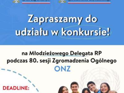 Plakat promujący konkurs na Młodzieżowego Delegata RP na 80. sesję Zgromadzenia Ogólnego ONZ. Górna część obrazu niebieska z nazwami: Ministerstwo Spraw Zagranicznych i Ministerstwo do Spraw Obywatelskich i poniżej z napisem: Zapraszamy do udziału w konursie. W dolnej, kremowej części na tle lofa ONZ stoi pięcioro uśmiechniętych, młodych ludzi. Umieszczone są również informację dotyczące organizacji konkursu.