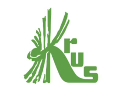 Logo KRUS. Na zielonym tle biały napis KRUS stylizowany na snopek słomy.