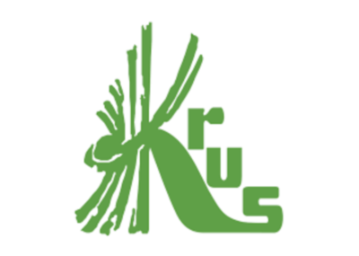 Logo KRUS. Na zielonym tle biały napis KRUS stylizowany na snopek słomy.