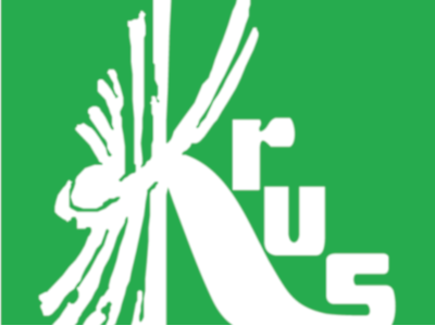 Logo KRUS. Na zielonym tle biały napis KRUS stylizowany na snopek słomy.