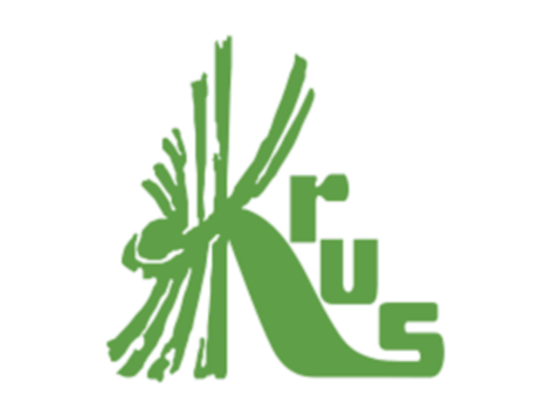 Logo KRUS. Zielony napis KRUS stylizowany na snopek słomy.