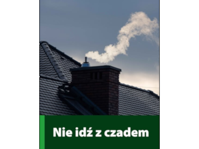 Fragment dachu z dymiącym kominem.