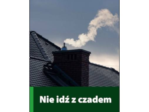 Fragment dachu z dymiącym kominem.