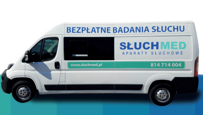 Biały samochód z napisami promującymi bezpłatne badanie słuchu