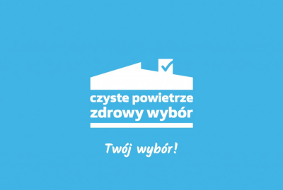 Logo programu Czyste Powietrze. Na niebieskim tle biały zarys domu z kominem. Napis: czyste powietrze, zdrowy wybór, Twój wybór!