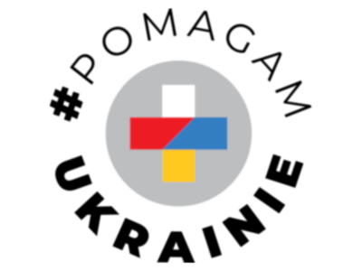 Napis ułożony w krąg: #Pomagam Ukrainie, pośrodku szare koło, pośrodku krzyż w kolorach biało, czerwono, niebiesko, żółtym.