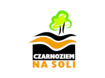 Logo Lokalnej Grupy Działania. Stylizowane zielone drzewo z brązowym pniem. Pod drzewem czarna i pomarańczowa fala. Pod Falami napis Czarnoziem Na Soli.