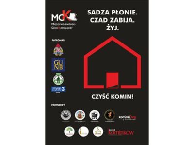 Plakat kampanii społecznej: u góry na czarnym tle hasło "Sadza płonie, czad zabija" poniżej czerwony kontur domu, po lewej stronie i pod spodem symbole patronów i partnerów akcji.