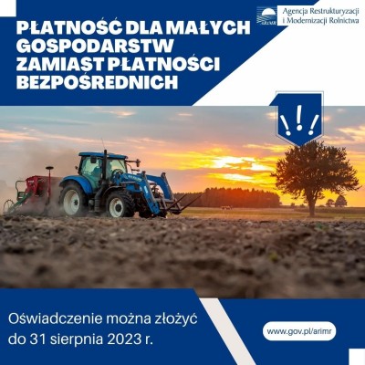 Baner reklamujący płatność dla małych gospodarstw. Niebieski traktor z siewnikiem jadący przez uprawione pole. W tle, po prawej stronie rośnie drzewo, a na środku widać las. Na niebie zachodzi słońce za chmurami.