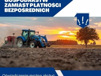 Baner reklamujący płatność dla małych gospodarstw. Niebieski traktor z siewnikiem jadący przez uprawione pole. W tle, po prawej stronie rośnie drzewo, a na środku widać las. Na niebie zachodzi słońce za chmurami.