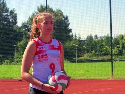 Maja Kott z piłką do siatkówki na boisku wielofunkcyjnym w Drozdach.