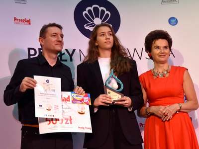 Jarosław Mika, Maja Kott - laureatka, Barbara Galicz - Burmistrz Tarczyna. Wręczenie statuetki. 