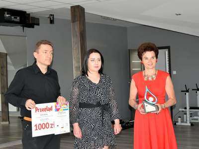 Jarosław Mika, Joanna Smykiewicz Strefa Kobiet Tarczyn - laureatka, Barbara Galicz - Burmistrz Tarczyna. Wręczenie statuetki. 