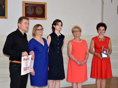 Wręczenie statuetki przedstawicielom Szkoły Podstawowej im. Wojciecha Górskiego w Pamiątce.