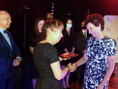 Barbara Galicz otrzymuje medal z tytułem Samorządowca 30-lecia.
