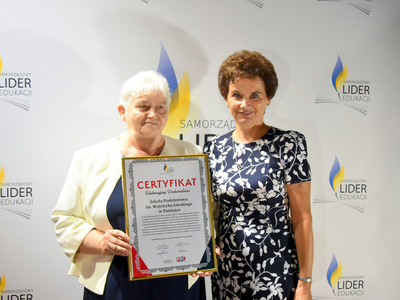 Barbara Galicz Burmistrz Tarczyna i Pani Hanna Wołkiewicz z certyfikatem edukacyjnej doskonałości dla SP w Pamiątce.