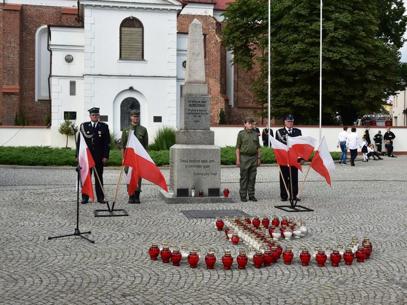 Rynek w Tarczynie, powstańcza kotwica ułożona ze zniczy