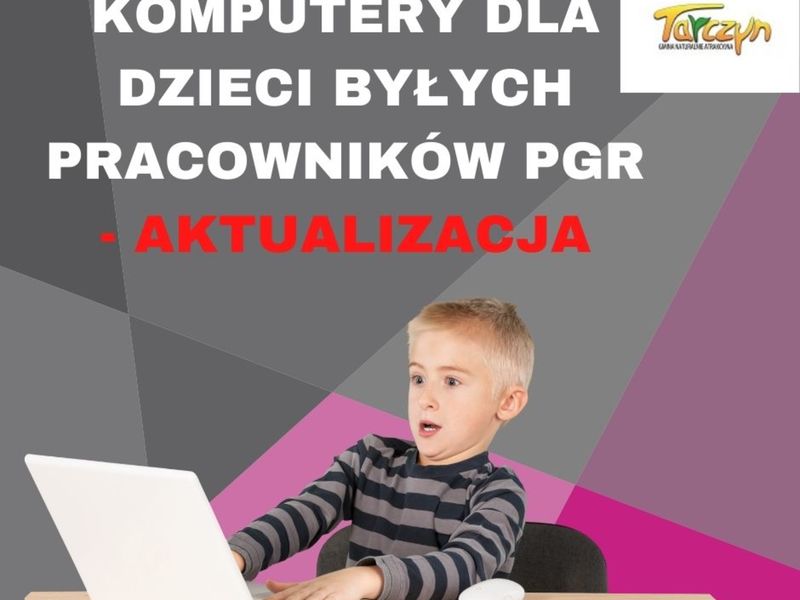 zdjęcie chłopczyka przy komputerze plakat promujący udział w programie dla gmin popegeerowskich