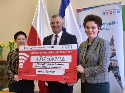 zdjęcie z podpisania umowy