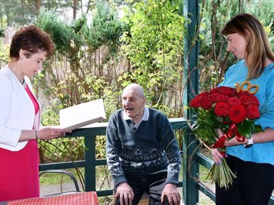 Barbara Galicz wraz z Dorotą Lisicką składają życzenia Jubilatowi
