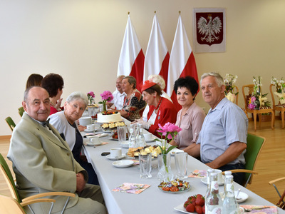 Zaproszeni goście podczas poczęstunku