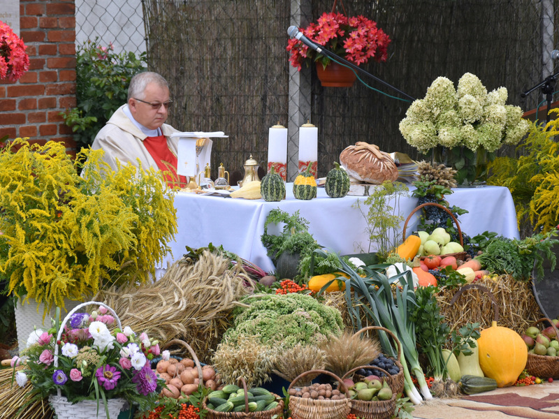 Zdjęcie przedstawia ołtarz polowy podczas pikniku w Bystrzanowie
