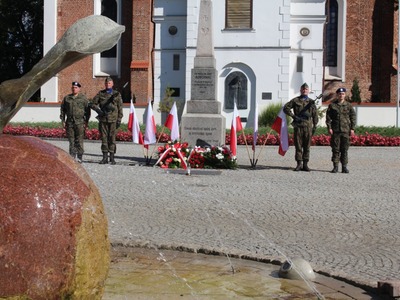 Zdjęcie przedstawiające pomnik w Tarczynie
