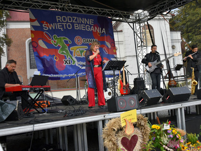 Zdjęcie przedstawiające scenę na Owocobraniu w Tarczynie