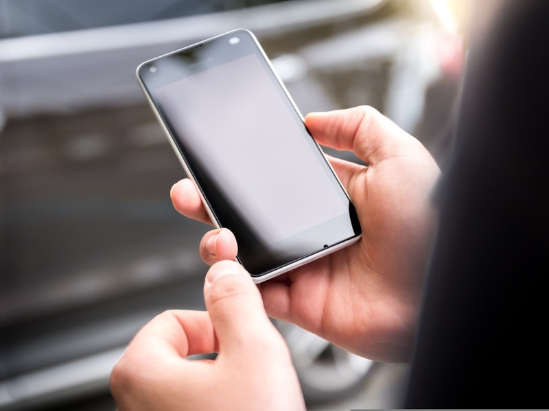 Zdjęcie przedstawiające telefon komórkowy w dłoni