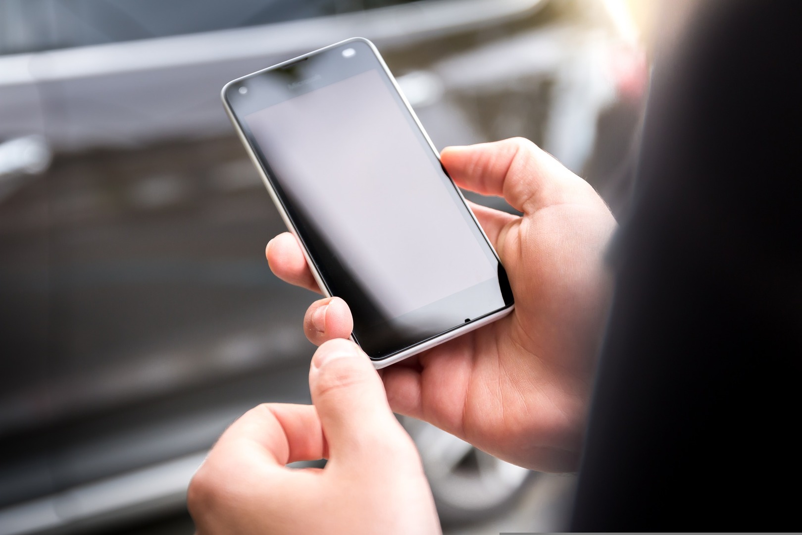 Zdjęcie przedstawiające telefon komórkowy w dłoni