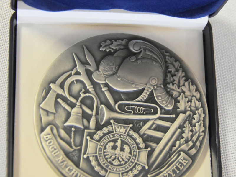 Zdjęcie przedstawia medal im. B. Chomicza