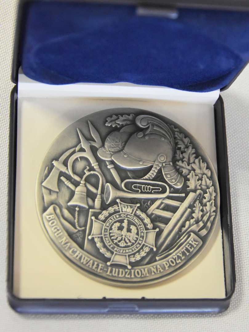 Zdjęcie przedstawia medal im. B. Chomicza
