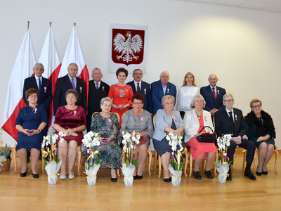 Zdjęcie przedstawiające pary świętujące złote gody