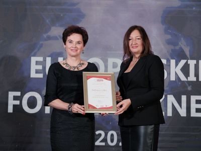 Barbara Galicz Burmistrz Tarczyna odbiera nagrodę