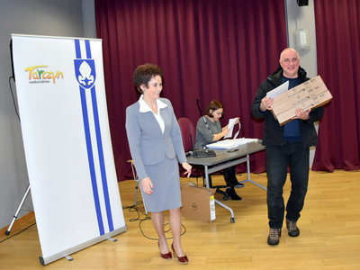 Zdjęcie prezentujące przekazanie komputerów w ramach projektu Granty PPGR