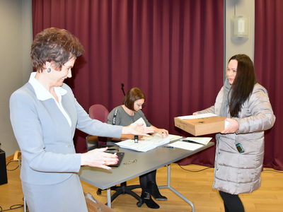 Zdjęcie prezentujące przekazanie komputerów w ramach projektu Granty PPGR