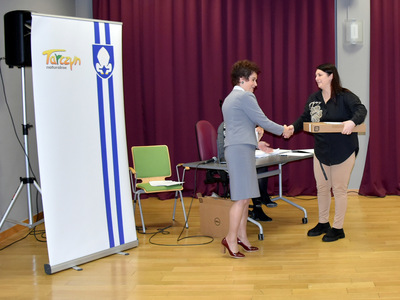 Zdjęcie prezentujące przekazanie komputerów w ramach projektu Granty PPGR